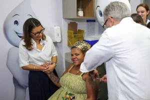 gravida recebendo vacina contra bronquiolite