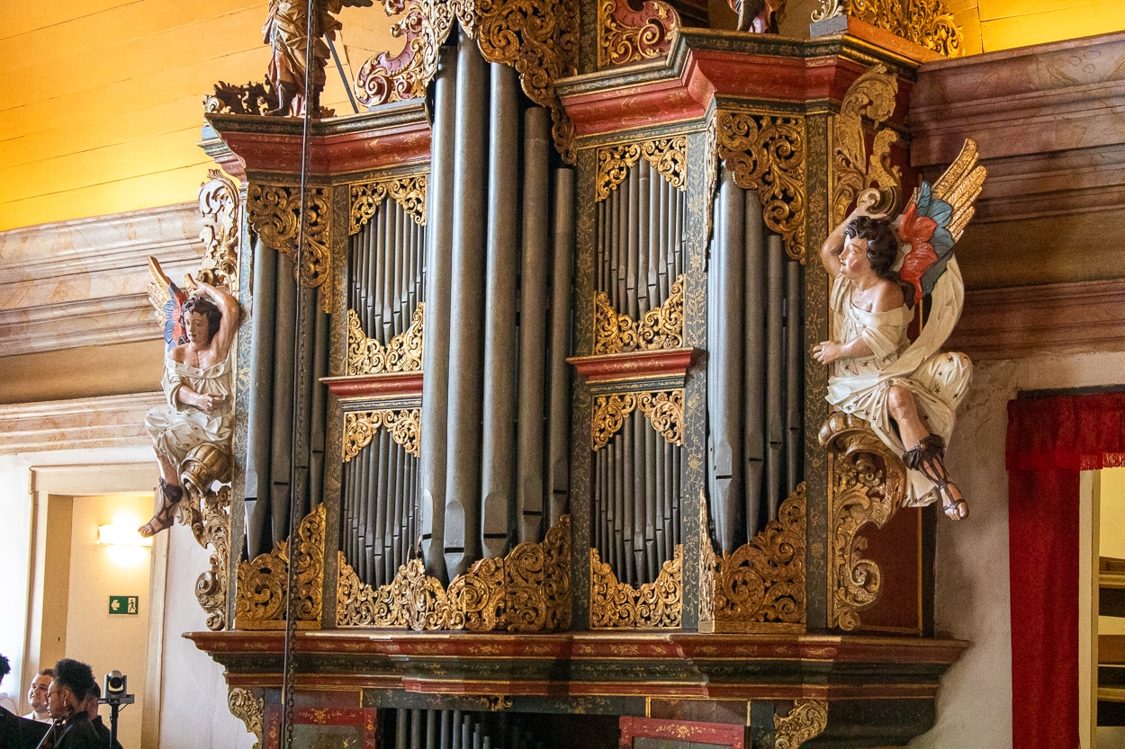 A caixa externa e os dois anjos celestes também passaram por um processo de restauração pela equipe de Deise Lustosa