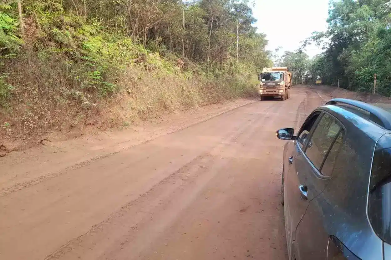 O intenso tráfego de caminhões pesados, dividindo a estrada precária com veículos pequenos, preocupa os moradores de Camargos
