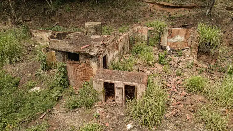 A imagem mostra imagens aéreas de ruínas do distrito de Gesteira destruidos pela Barragem de Fundão