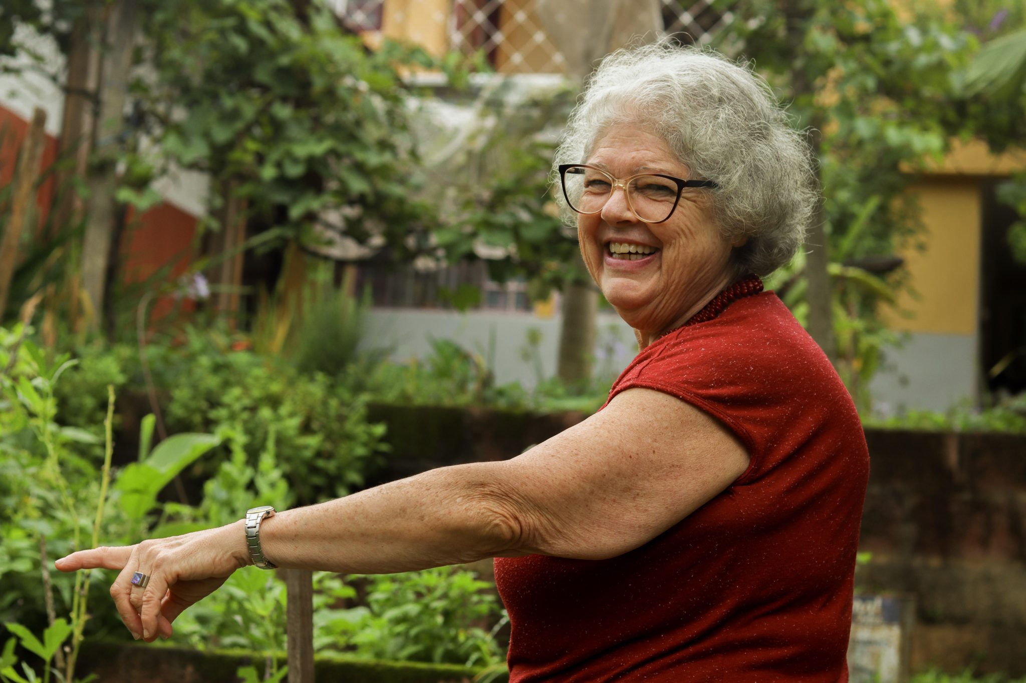 A artista Regina Cunha mostra sua arte e sua horta.