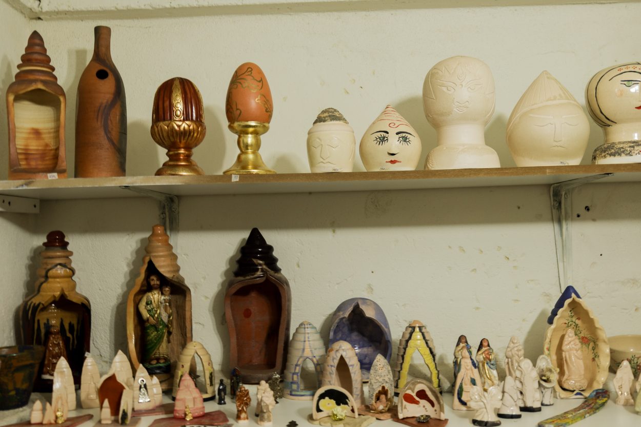 Na imagem é possível ver algumas obras de arte de Regina em cerâmica.