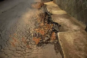 Com obras iniciadas em 2023, Rua João Batista segue com problemas crônicos que atrapalham o dia a dia dos moradores