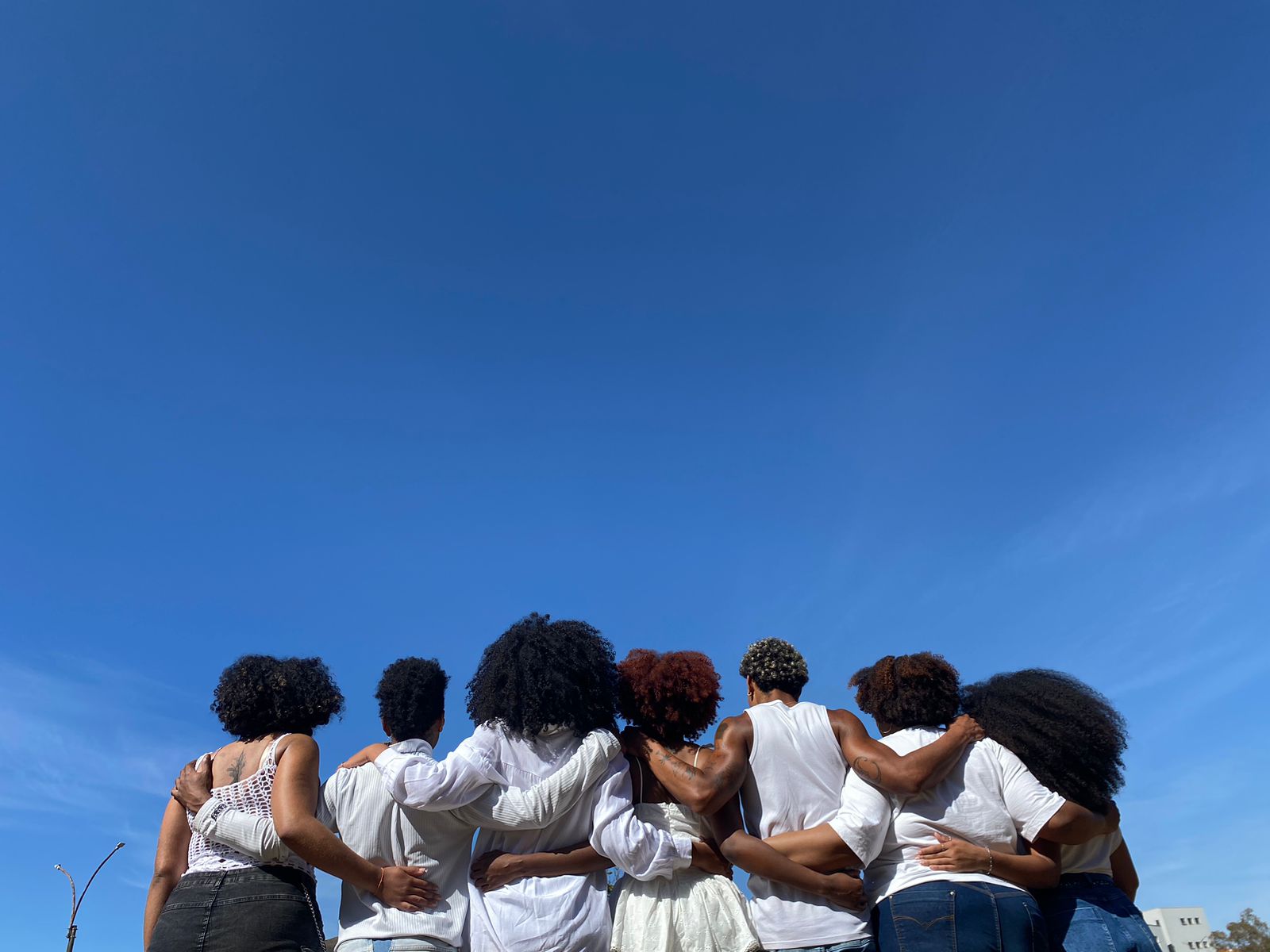 Pessoas negras abraçadas a estreia do curta