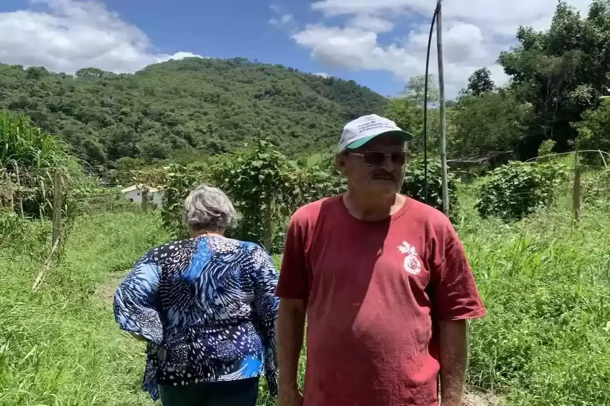 Seu Waldir Pollack tem 78 anos e mora desde 1998 em Paracatu de Baixo, onde coordena a horta comunitária